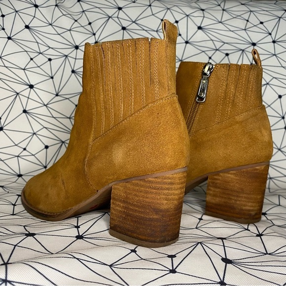 Blondo Reese taupe suede ankle booties size 6.5 - Picture 3 of 9